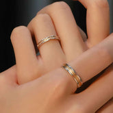 Gold Diamond Ring Set with 1 Carat Diamonds and Elegant Seamless Circular Design