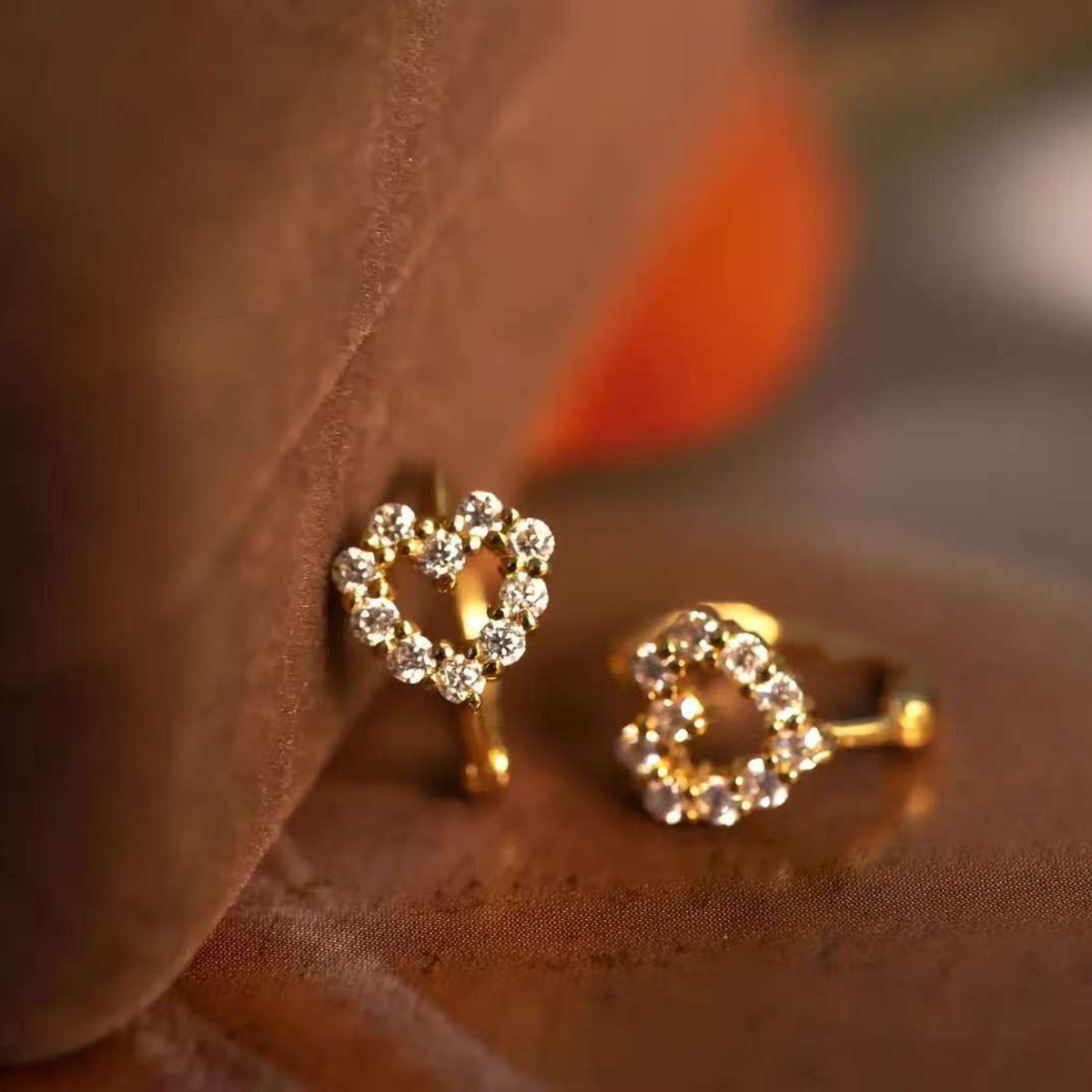 Heart-Glow Mini Huggies Solid 14 K / 18 K Gold Pavé Heart Lab-Grown Diamond Earrings